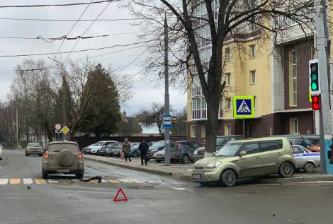 В Брянске возле БГУ столкнулись две легковушки