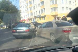 В Брянске на улице Красноармейской столкнулись две легковушки