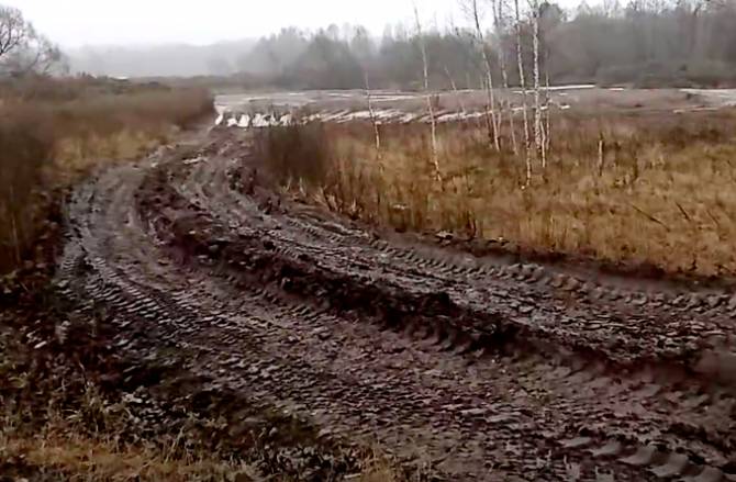 В Мглине дорога к крахмальному заводу превратилась в грязевое болото
