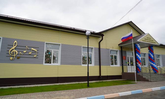 В Сураже после капитального ремонта открыли детскую школу искусств
