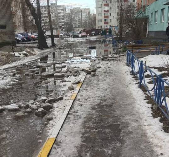 В Московском микрорайоне Брянска утонула дорога к многоэтажке