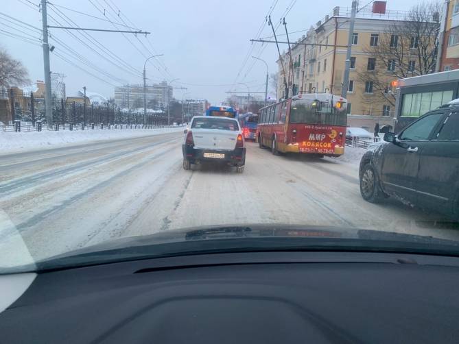В центре Брянска коммунальщики не справились с последствиями снегопада