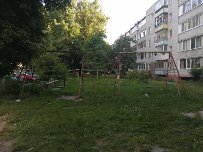 Жители Брянска пожаловались на убитую детскую площадку на улице Транспортной
