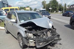 В Брянске на Литейной водитель «УАЗ» врезался в иномарку и покалечил женщину