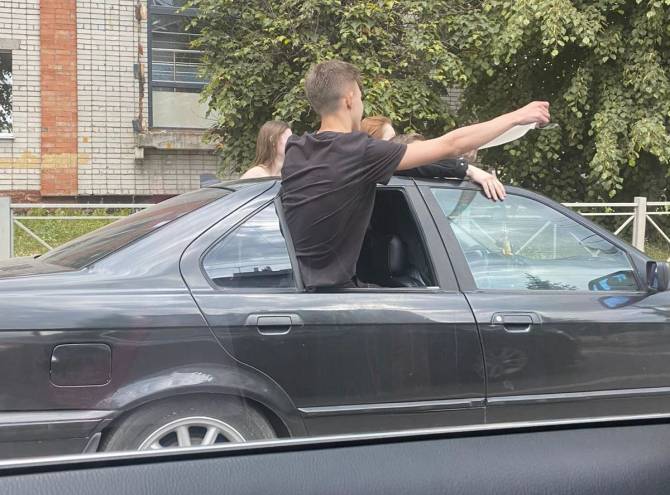 В Брянске покатушки молодежи на «BMW» с высовыванием из окон закончились штрафами