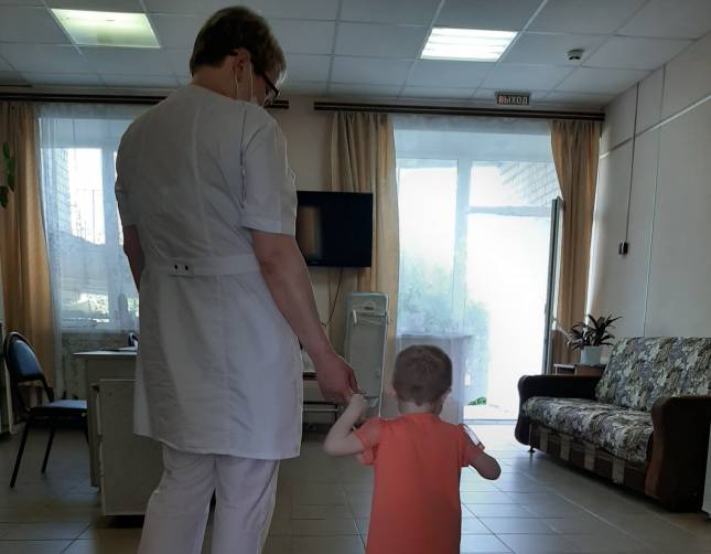 Измученная брянская 7-летняя девочка начала самостоятельно ходить