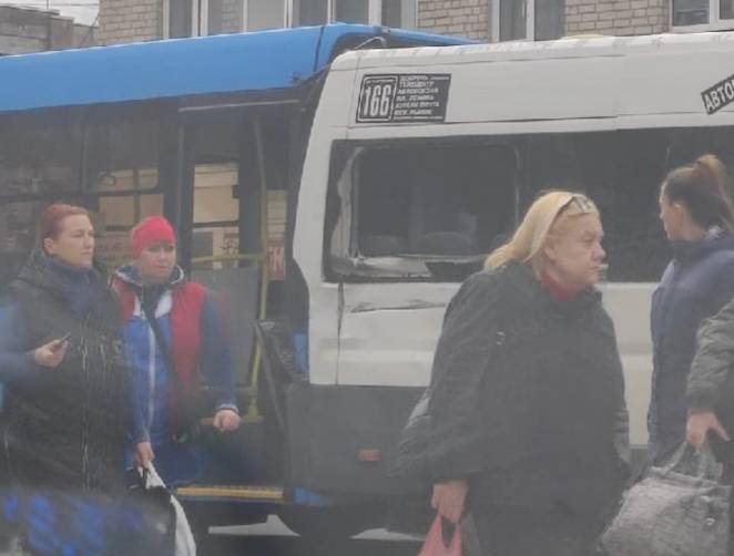 В Брянске у школы №1 синий автобус протаранил маршрутку №166