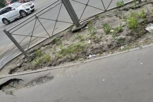 В Брянске разрушается новый тротуар на улице Авиационной