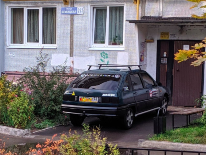 В Брянске автомобилист едва не въехал в подъезд многоэтажки