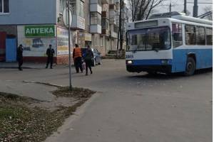 В Брянске столкнулись легковушка и троллейбус №9