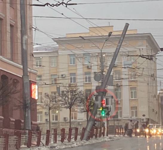 В Брянске сообщили о падающем возле ЦУМа столбе