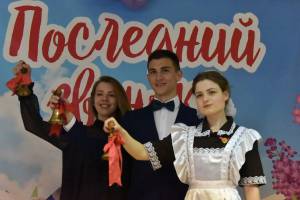 Власти Брянска поздравили выпускников на самоизоляции с последним звонком 