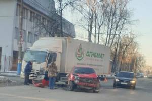 В Брянске возле БГТУ столкнулись легковушка и грузовик