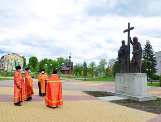 В Брянске у памятника Кириллу и Мефодию прошел молебен