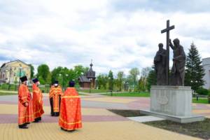 В Брянске у памятника Кириллу и Мефодию прошел молебен