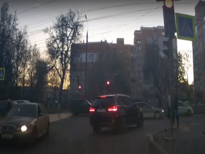 В Брянске сняли на видео лихой маневр иномарки с красивыми номерами