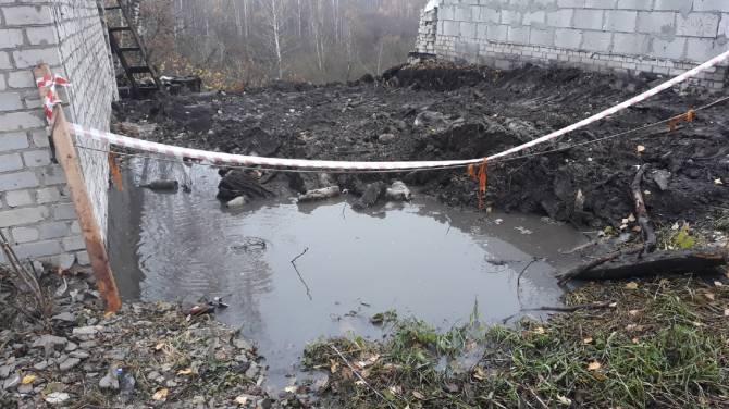 Центр села Глинищево затопило прорванной канализацией