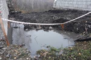 Центр села Глинищево затопило прорванной канализацией