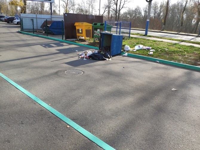 В Брянске четверо пьяных напали на беззащитный мусорный контейнер