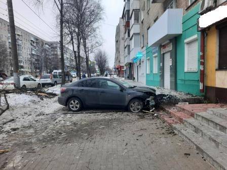 В Брянске 26-летняя девушка на Mazda протаранила дерево и ступени здания
