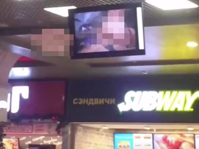 В брянском ТРЦ «Аэропарк» посетителям показали порно-ролик
