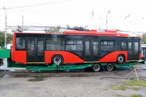 В Брянск прибыл четвертый красный троллейбус
