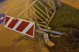 В Брянске на Станке Димитрова водитель Mercedes снёс забор