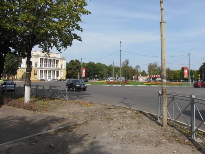 В Брянске неизвестный водитель снес забор у ДК железнодорожников