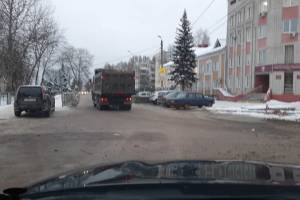В Фокинском районе Брянска грузовики уничтожили дорогу у соцобъектов