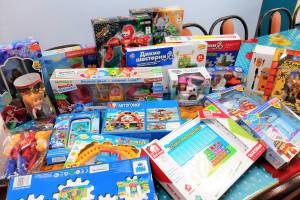 В Брянске «волшебница» подарила детям две коробки с игрушками