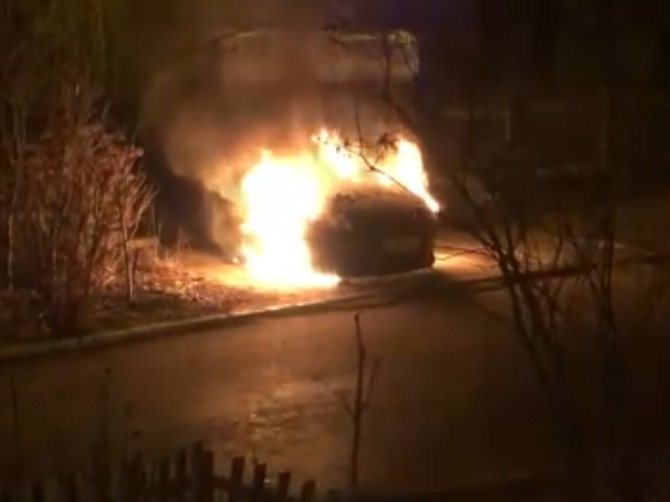 В Брянске сняли на видео горящую иномарку во дворе многоэтажки