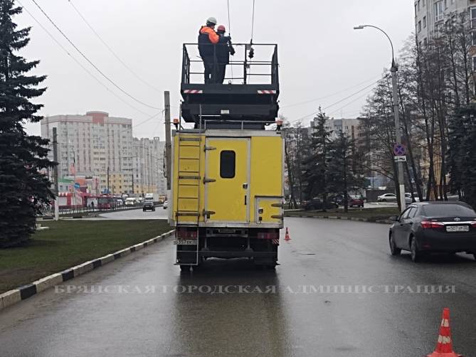 В Брянске на кольце «Мясокомбината» из-за неполадки контактной сети загорелся троллейбус