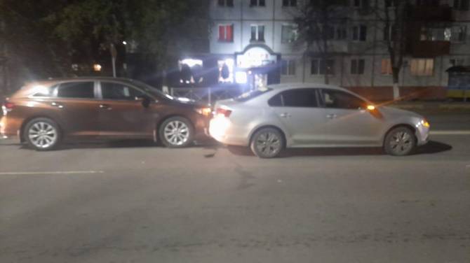В Брянске 67-летний водитель Toyota умер за рулём и врезался в легковушку