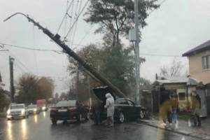 В Брянске на улице Бежицкой легковушка сбила электроопору