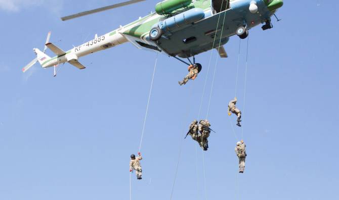 Брянские бойцы СОБР десантировались с вертолёта в лесу 