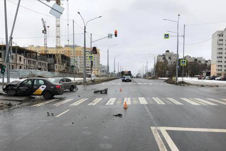 В Брянске при столкновении «Яндекс.Такси» с легковушкой пострадала девушка