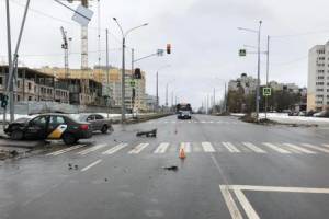 В Брянске при столкновении «Яндекс.Такси» с легковушкой пострадала девушка
