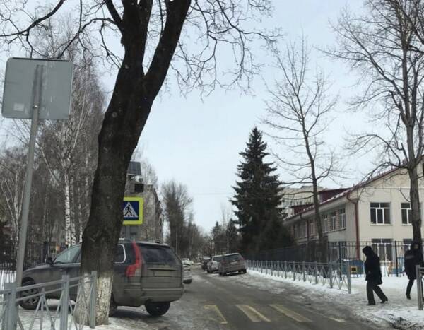 В Брянске автохам на внедорожнике перекрыл проход к гимназии №7