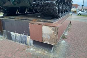 В Брянске разваливается постамент памятника самоходке «Зверобой»