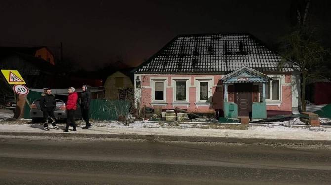 В Брянске ночью легковушка протаранила забор жилого дома