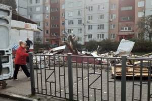 «Как после бомбежки»: брянцы шокированы развалинами ларьков