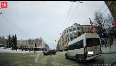 В Брянске маршрутчика наказали за выезд на перекресток на красный свет