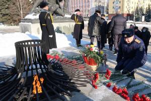 В Брянске возложили цветы к мемориалу на площади Партизан