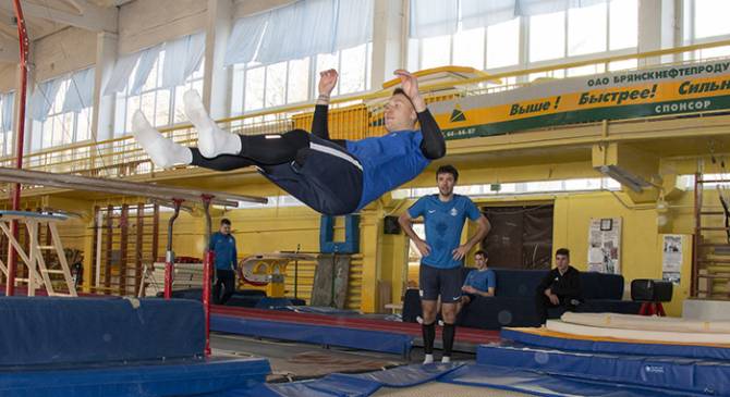 Футболисты брянского «Динамо» занялись акробатикой