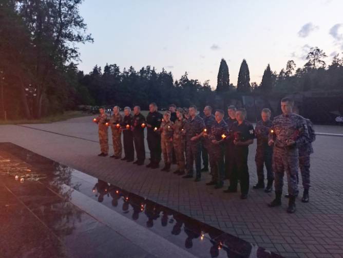 Брянские росгвардейцы зажгли свечи в День памяти и скорби