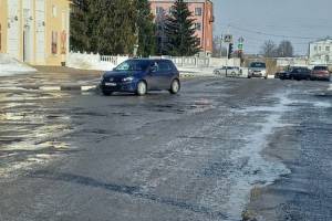 В Новозыбкове растаявший снег обнажил убитые дороги