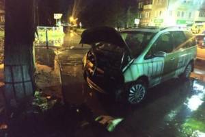В Брянске иномарка врезалась в дерево: ранена 20-летняя пассажирка
