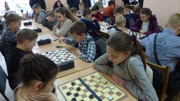 В Брянске Рождественский турнир по шашкам собрал 25 человек