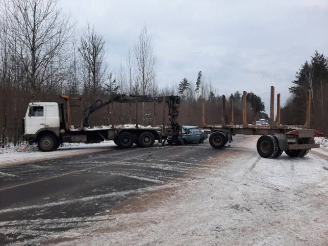 В Дятьковском районе легковушка протаранила грузовик - погиб водитель