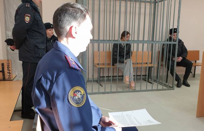 Москвичка ответит в суде за сжигание паспорта перед ночным клубом в Брянске